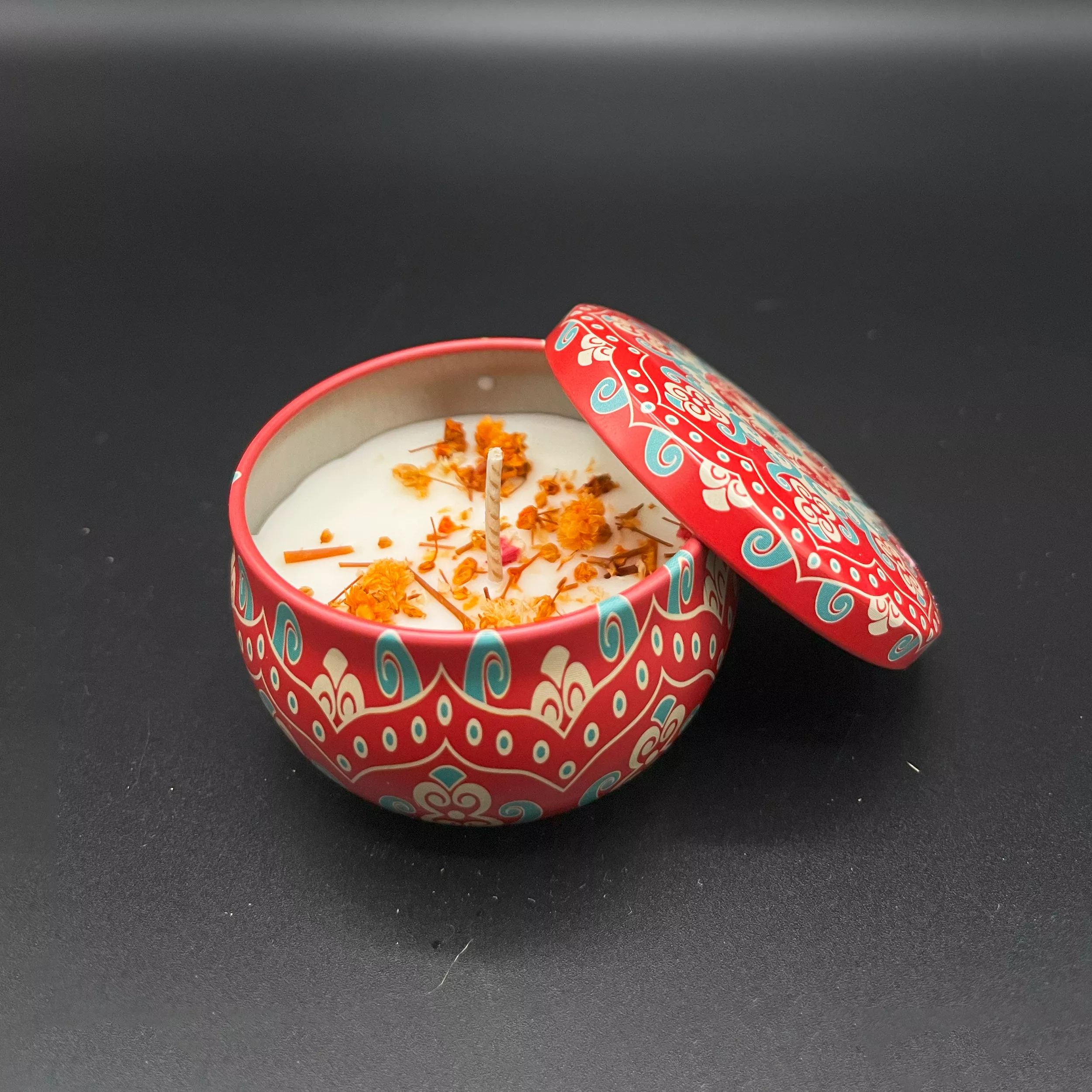 Red and blue pattern lid Scented candle tin jar with dried flowers