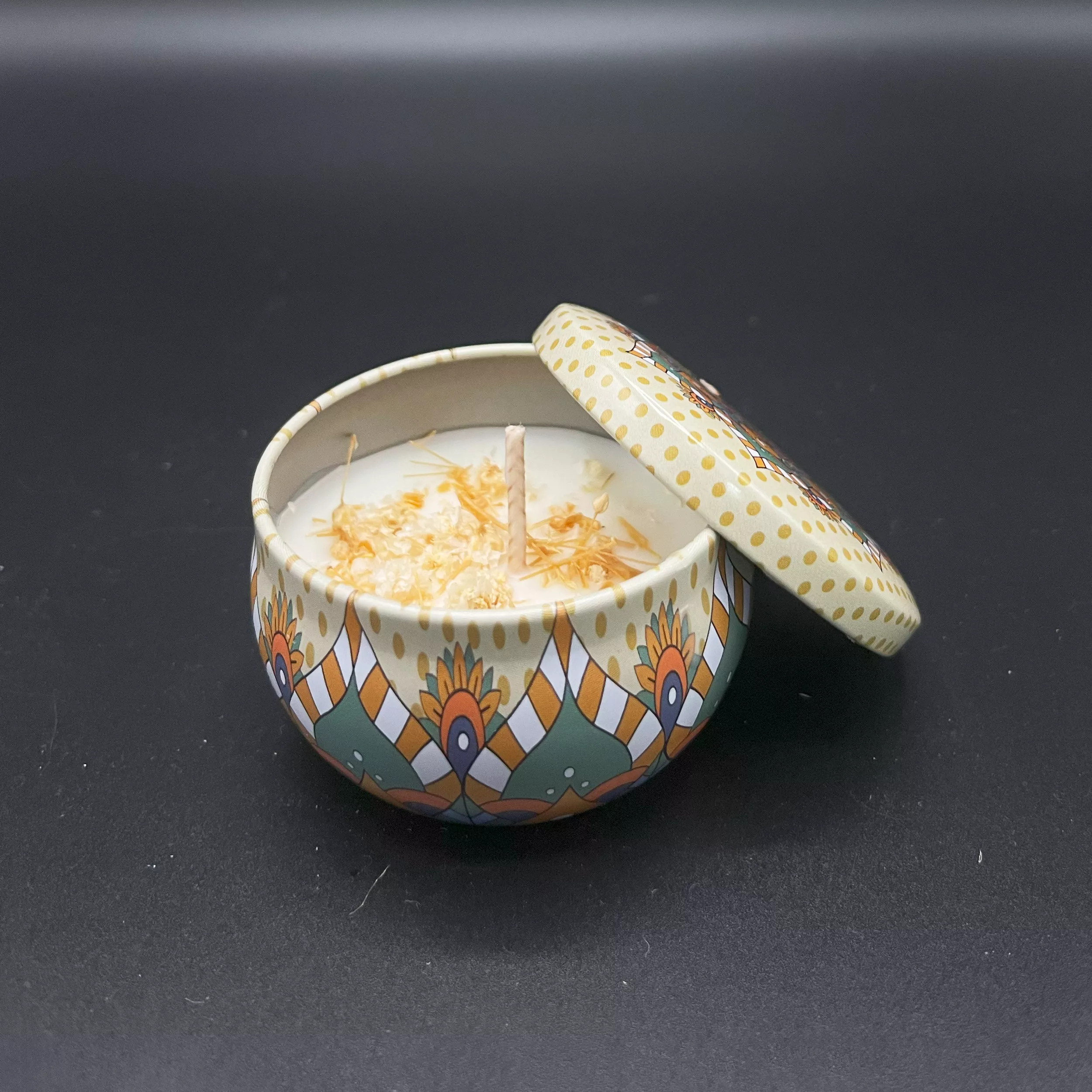 White pattern lid Scented candle tin jar with dried flowers