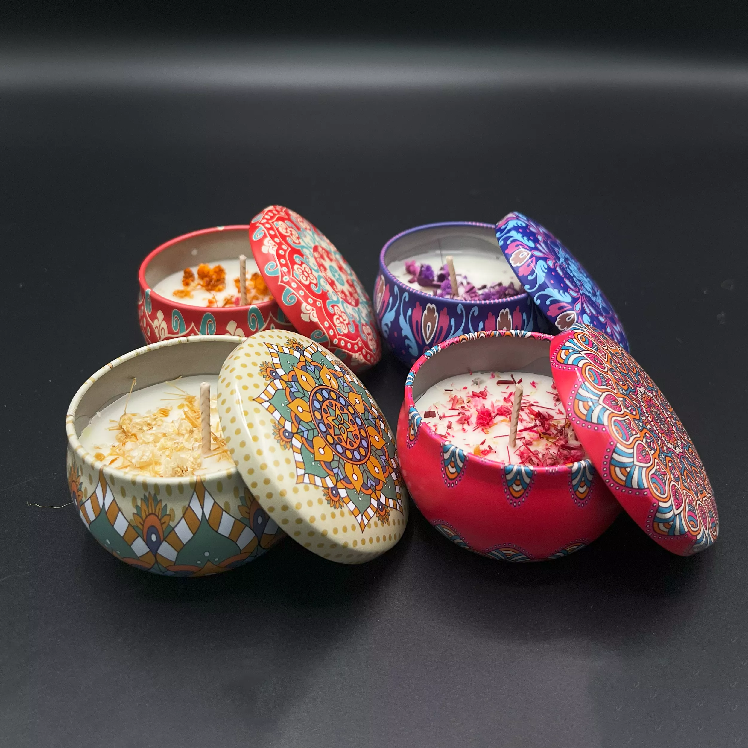 Dried Flower Scented Candle Gift Box: Four scented candles in decorative tins with dried flowers.